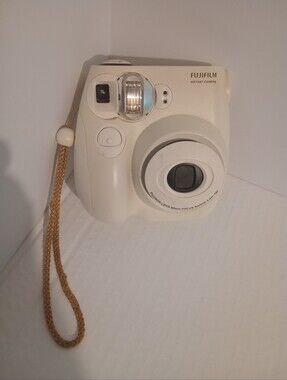 Fuji Film instant mini camera 7s white